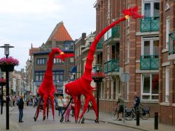 In estate, il festival di teatro di strada "Deventer Op Stelten" invade le vie del centro con le sue performances colorate e festose - foto © Chantal de Bruijne / Shutterstock.com ...