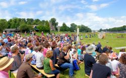 Il festival estivo "Deventer Op Stelten" richiama ogni anno migliaia di persone da tutto il paese per l'appuntamento con il teatro di strada - foto © Chantal de Bruijne / ...