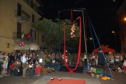 Il Festival Internazionale degli Artisti di Strada, l'appuntamento coni buskers in piazza a Sarnico in Lombardia - © m.bonotto / Shutterstock.com 