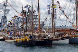 Fetes Maritimes Internationales di Brest, Francia - Pezzo forte dell'esposizione universale del mare e del mondo marino sono le sfilate dei vascelli e dei velieri che si esibiscono nella ...