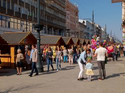 Fiera di Pasqua a Lodz, Polonia. Residenti e turisti a spasso fra le bancarelle della tradizionale fiera pasquale allestita in Piotrkowska Street - © Janusz Baczynski / Shutterstock.com ...