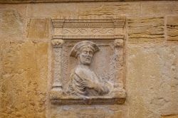 Figura medievale scolpita sul muro di un edificio nel centro di Paray-le-Monial, Borgogna, Francia - © Nigel Jarvis / Shutterstock.com