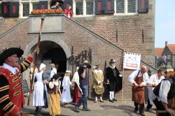 Figuranti davanti al Palazzo de Waag a De Rijp (Olanda)- © place-to-be / Shutterstock.com 