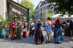 Figuranti in costume durante una tipica festa medievale nella città di Nijmegen, Olanda - © Tanya May / Shutterstock.com