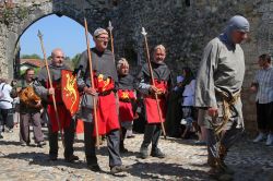 Figurati in abiti da soldati e prigionieri al Festival Medievale di Perouges, Francia. Si svolge in una domenica del mese di giugno e richiama turisti da tutto il paese - © Pierre Jean ...