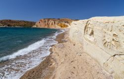 Figure scolpite sulla roccia sulla spiaggia di Kalamitsi, isola di Kimolos (Grecia).
