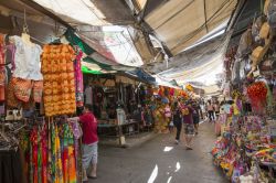 File di negozi nel mercato centenario di Talad Samchuk nella città di Suphan Buri, Thailandia. Questo mercato è considerato una sorta di museo all'aperto - © SOMRERK WITTHAYANANT ...