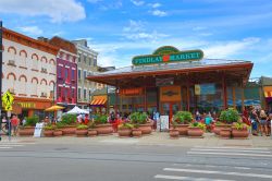 Findlay Market a Cincinnati, Ohio (USA). Ogni giorno attira centinaia di turisti che lo visitano per ammirare e assaporare i prodotti locali dei contadini - © aceshot1 / Shutterstock.com ...