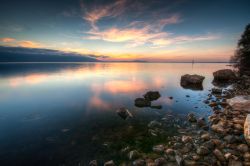 Fine del tramonto sul Lago di Varano in Puglia, Penisola del Gargano.