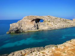 Formazioni rocciose a Comino, Malta - Un panorama mozzafiato? Guardatelo attraverso questa roccia brulla che si erge dal mare. Chiudete gli occhi e riapriteli: cosa vedete da questa finestra ...