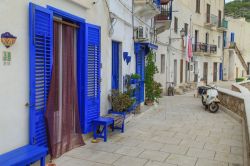 Le tipiche finestre blu di Levanzo, Sicilia. Una manciata di case per la più piccola delle Egadi, con una superficie emersa di appena 5 chilometri quadrati  - © Marcin Krzyzak ...