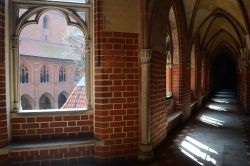 Finestre nel Castello di Malbork: siamo nel cosiddetto Zamek Wysoki, ovvero il Castello Alto. I corridoi corrono attrono ad un elegante patio centrale, in fase di ristrutturazione al momento ...