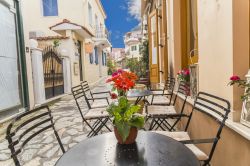 Fiori sui tavolini di un bar in una via di Preveza, Grecia.



