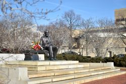 Fiori sulla statua di Lincoln seduto in occasione del suo compleanno, Newark (USA) - © Allison Peltzman / Shutterstock.com