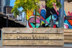 Fioriere in legno e graffiti al Queen Victoria Market di Melbourne, Australia - © Scottt13 / Shutterstock.com
