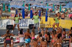 Fitness sulla spiaggia di Lignano Pineta in Friuli Venezia Giulia - © life_in_a_pixel / Shutterstock.com