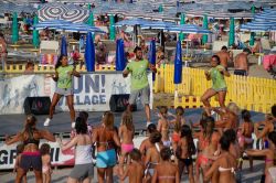 Fitness sulla spiaggia di Lignano Pineta in Friuli Venezia Giulia - © life_in_a_pixel / Shutterstock.com