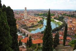 Fiume Adige e Duomo di Verona (Veneto) - A seconda di dove ci si colloca, se ci si ritrova a fotografare il fiume Adige da punti di vista diversi, si avrà sempre un risultato diverso. ...