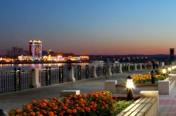 Il fiume Amur nella città di Blagoveshchensk, Russia. Una suggestiva immagine notturna dell'Amur, uno dei maggiori corsi d'acqua al mondo. Ha origine lungo il confine russo cinese ...