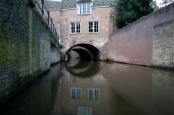 Uno scorcio del fiume Dieze che attraversa la città di Den Bosch, in Olanda. Come in altre città dei Paesi Bassi, anche qui i fiumi e i canali sono parte integrante del sistema ...