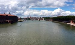Una foto della Garonne mentre attraversa il centro di Tolosa (Francia) scattata dal Pont Neuf, il principale ponte della città