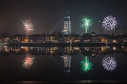 I fuochi artificiali sul cielo di Deventer si riflettono sulle acque del fiume Ijssel durante i festeggiamenti per l'ultimo dell'anno - foto © elroyspelbos / Shutterstock.com ...