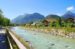 Uno scorcio del fiume Isar nei pressi di Mittenwald, Germania - © LianeM / Shutterstock.com