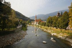 Il fiume Isarco e il borgo di Chiusa in Alto Adige - © KN/ Shutterstock.com