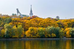 Il fiume Moskva e il parco Vorobyovy Gory fotografati in autunno a Mosca