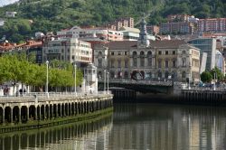 Il fiume Nervión attraversa tutta la città basca di Bilbao prima di sfociare, 12 km più a nord, nell'Oceano Atlantico - foto © Centrill Media / Shutterstock
 ...