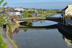 Il fiume Nore a Kilkenny in una mattinata di sole primaverile, Irlanda.
