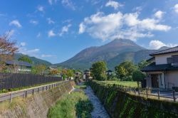 Il fiume Oita nella città di Yufuin con il monte Yufu sullo sfondo, prefettura di Oita, Giappone.

