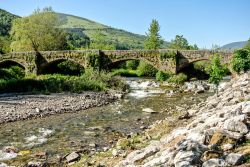 Fiume Oja a Ezcaray, Spagna - Si affaccia dolcemente sulle rive del fiume Oja questo tipico peasino montano della comunità autonoma di La Rioja, meta fra le preferite per gli amanti degli ...