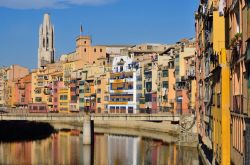 Il fiume Onyar e le case che vi si affacciano sono una vera e propria attrazione turistica di Girona. I colori pastello delle case contribuiscono a creare un'atmosfera tranquilla e piacevole ...