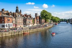 Il fiume Ouse attraversa la città di York. Sulle sue acque è possibile compiere brevi tour in barca organizzati per ammirare gli edifici da una prospettiva differente - foto ...