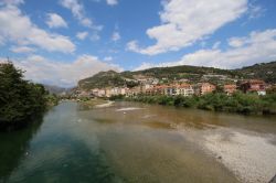 Il fiume Roia a Ventimiglia, Liguria. La città è divisa in due dal fiume Roia che sfocia nel mar Ligure.
