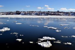 Fiume San Lorenzo, Quebec City: in inverno le acque del fiume San Lorenzo (o Saint-Laurent, in francese) si ghiacciano e creano effetti visivi spettacolari. Sulla sponda opposta del fiume si ...