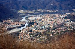 Il fiume sesia e la zona meridionale del centro di Borgosesia - © Alessandro Vecchi - CC BY-SA 3.0 - Wikimedia Commons.