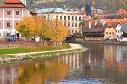 Abitazioni tipiche di Cesky Krumlov, Repubblica Ceca, sulle rive della Moldava - le splendide case di Cesky Krumlov si specchiano sulla Moldava, donando ai paesaggi dei colori delle sfumature ...