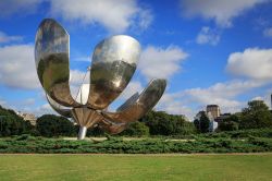 Floralis Generica, la scultura in acciaio ed alluminio in Plaza de las Naciones Unidas a Buenos Aires, Argentina 