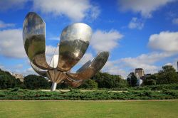 Floralis Generica, la scultura in acciaio ed alluminio in Plaza de las Naciones Unidas a Buenos Aires, Argentina 