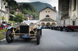 Un modello di Lancia Lambda nelle strade del piccolo bogo di Fobello, uno dei più belli del Piemonte. Siamo in provincia di Vercelli, nella Valsesia - © Image4pro / Shutterstock.com ...