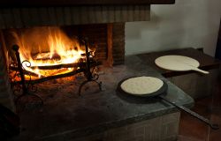 La cottura di una focaccia umbra in un agriturismo di Gubbio - © Brian S / Shutterstock.com