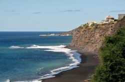 Fogo: la spiaggia di sabbia nera di Fonte de Vila e le alte scogliere che la delimitano. Siamo nell'arcipelago di Capo Verde.

