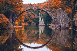 Foliage a Gablenz in Sassonia: simo presso il "ponte del diavolo" del Kromlauer Park in Germania