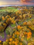 Foliage autunnale a Rumsiskes, Lituania: una splendida foresta dalle mille sfumature fotografata dall'alto.


