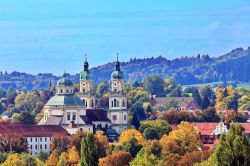 Foliage autunnale nel centro storico di Kempten, Germania, con la basilica di San Lorenzo sullo sfondo.

