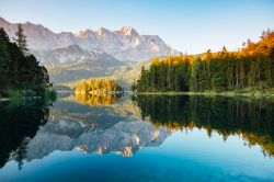 Foliage autunnale nei pressi del lago Eibsee a Garmish-Partenkirchen, Germania. Sorge alla base dello Zugspitze, la più alta vetta del paese. Ha una superficie di oltre 177 ettari. 
 ...