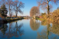 Foliage autunnale sul Canal du Midi a Villeneuve les Beziers, Francia - © 243148438 / Shutterstock.com