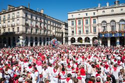 Una folla di persone vestite di bianco e rosso al Summer Festival di Bayonne, Francia - © Delpixel / Shutterstock.com
